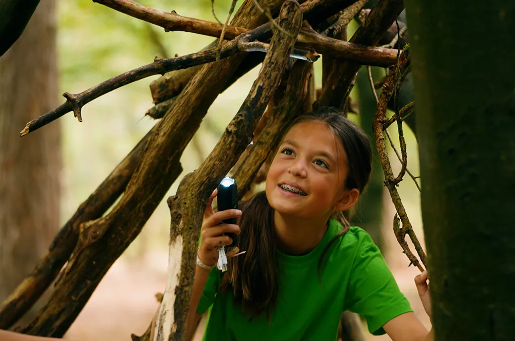 luciamarthas-summercamp-2025-meisje-bij-boom